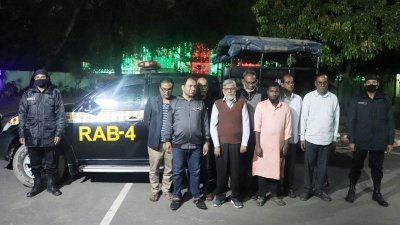 গ্রেফতার আট জুয়াড়ি
