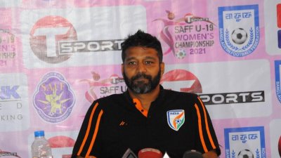 সংবাদ সম্মেলনে কথা বলছেন ভারতের কোচ এমব্রোক্স অ্যালেক্স।