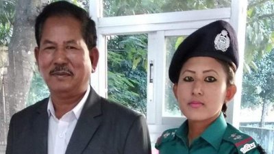 বাবার সঙ্গে মহুয়া হাজং (সংগৃহীত ছবি)