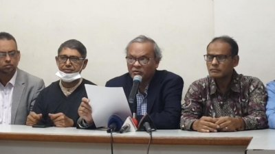সংবাদ সম্মেলনে বক্তব্য রাখছেন রুহুল কবির রিজভী