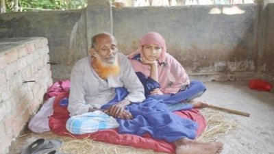 মেয়েকে নিয়ে গোয়াল ঘরে বৃদ্ধ মকবুল