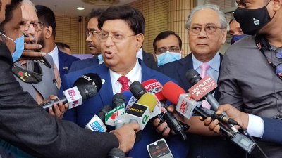 সাংবাদিকদের সঙ্গে কথা বলছেন পররাষ্ট্রমন্ত্রী