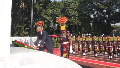 ‘সীমান্ত গৌরব’ এ মুক্তিযুদ্ধে বীর শহীদদের প্রতি শ্রদ্ধা জানাচ্ছেন বিএসএফ মহাপরিচালক