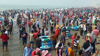 তিন দিনের ছুটিতে বিপুল সংখ্যক পর্যটক কক্সবাজারে ভ্রমণে যান