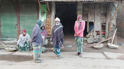 তীব্র শীত উপেক্ষা করে বাজারে এসে কাজ পাচ্ছে না দিনমজুররা