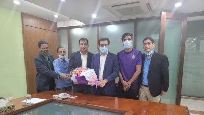 রবিবার আবাহনীর ভারপ্রাপ্ত ডিরেক্টর ইনচার্জ কাজী নাবিল আহমেদের সঙ্গে দেখা করেন ট্রফিজয়ী দলের সদস্যরা।