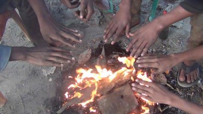 শীত নিবারণে আগুন পোহাচ্ছে দরিদ্র শ্রমিকরা