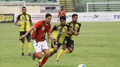 বলের পেছনে ছুটছেন জোনাথন ফেরনান্দেস (৮ নম্বর জার্সিতে)।