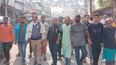 মাথায় আনারসের কাট দেওয়া মামুনের সঙ্গে ছবি তুলতে মানুষের ভিড়