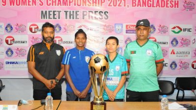 ট্রফির পেছনে দুই দলের অধিনায়ক ও কোচ।