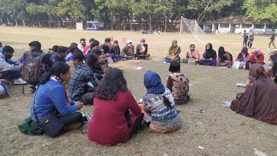 বিশ্ববিদ্যালয়ের ইবলিশ চত্বরে আড্ডা দিচ্ছেন নবীন শিক্ষার্থীরা