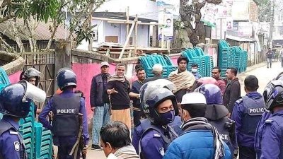 জেলা বিএনপির কার্যালয়ের সামনে পুলিশ অবস্থান নেয়
