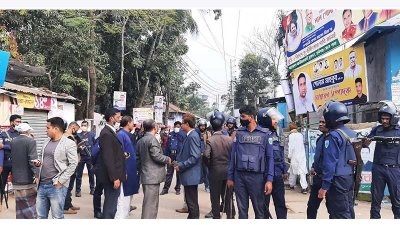 শায়েস্তানগর পয়েন্টে তাদের সঙ্গে পুলিশের সংঘর্ষ বাঁধে