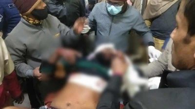 হাসপাতালে চিকিৎসা দেওয়া হচ্ছে আহত যুবলীগ নেতাকে