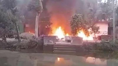 প্রচারণা কেন্দ্রের সামনে রাখা মোটরসাইকেলে আগুন