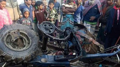 দুমড়েমুচড়ে যায় কঠিন ধাতবের ট্রাক্টরটিও