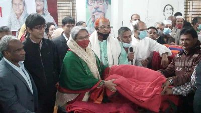 কম্বল বিতরণ করেন শিক্ষামন্ত্রী ডা. দীপু মনি