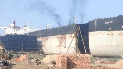 সীতাকুণ্ডে শনিবার জাহাজ কাটার সময় অগ্নিকাণ্ড