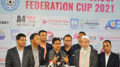 সংবাদমাধ্যমে কথা বলছেন বাফুফের সিনিয়র সহ-সভাপতি সালাম মুর্শেদী