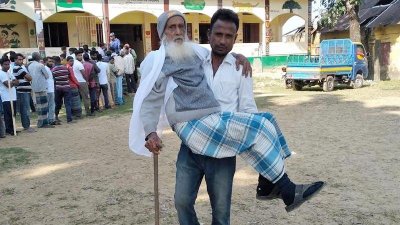 নাতির কোলে চড়ে ভোটকেন্দ্রে ১০৫ বছরের আব্দুল খালেক