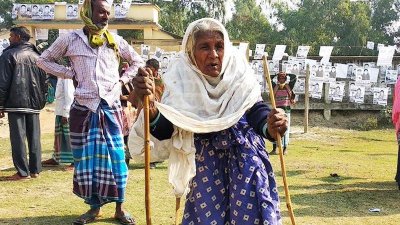 মেয়ের সঙ্গে কেন্দ্রে আসেন ১০২ বছর বয়সী রাবেয়া বেগম