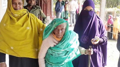 নাজিম খাঁ ইউনিয়নের মনিডাকুয়া দাখিল মাদ্রাসা ভোটকেন্দ্রে আসেন ১০৫ বছর বয়সী জোবেদা বেওয়া