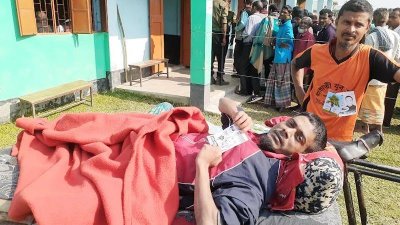 ভ্যান ভাড়া করে ভোট দিতে এসেছেন শারীরিক প্রতিবন্ধী ইয়াছিন আরাফাত সবুজ