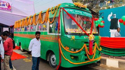 উদ্বোধনের দিন সাজানো একটি বাস। ছবি: সাজ্জাদ হোসেন