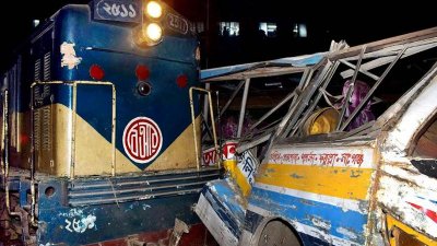 ট্রেনের ধাক্কায় দুমড়েমুচড়ে গেলো বাস
