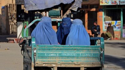 কান্দাহারের রাস্তায় আফগান নারীদের ভ্রমণ