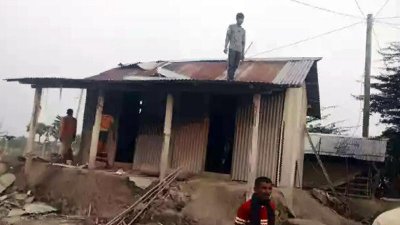 এই ঘর সংস্কার করে দেন প্রার্থী