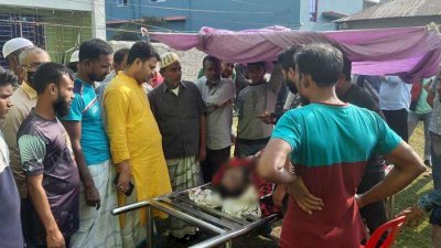 মারা যাওয়া একজনের লাশ ঘিরে স্বজনরা