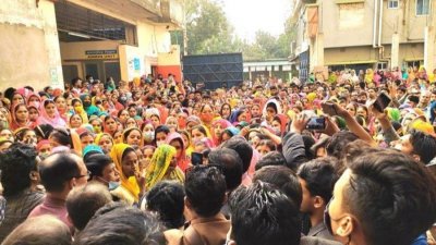 বিষয়টি কারখানায় ছড়িয়ে পড়লে বিক্ষোভ করেন শ্রমিকরা