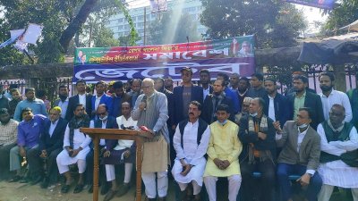 সমাবেশে বক্তৃতা করছেন নজরুল ইসলাম খান