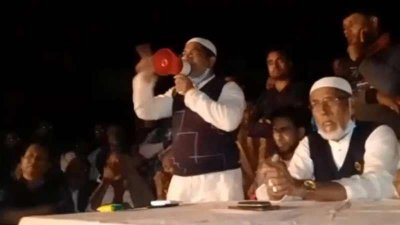 বৈঠকে বক্তব্য দিচ্ছেন প্রার্থীর ছেলে মিজানুর রহমান