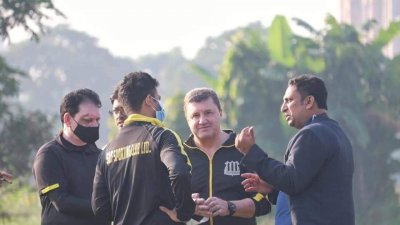 সাইফের আর্জেন্টাইন কোচ ক্রুসিয়ানির (ডান দিক থেকে দ্বিতীয়) সামনেও বড় পরীক্ষা অপেক্ষা করছে।