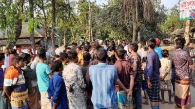 ঘটনাস্থলে স্থানীয়রা