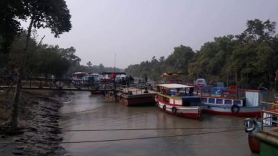 সুন্দরবনে পর্যটকবাহী নৌকা