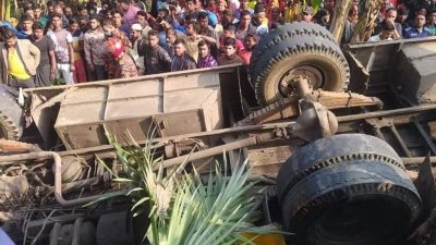বাইসাইকেল আরোহীকে ধাক্কা দিয়ে একটি যাত্রীবাহী বাস রাস্তার পাশে খাদে পড়ে যায়