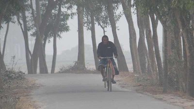 সকাল পেরিয়ে বেলা হলেও দিনাজপুরে দেখা মেলেনি সূর্যের