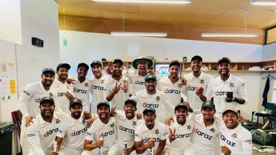 বিজয়ের বেশে বাংলাদেশের তারুণ্য নির্ভর টেস্ট দল।