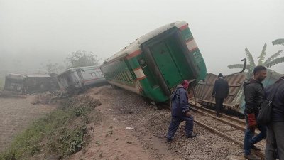 দিনাজপুরের পার্বতীপুরে বিকল ট্রাকে ট্রেনের ধাক্কা