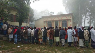 পঞ্চম ধাপের ইউপি নির্বাচনে একটি কেন্দ্রে ভোটাররা