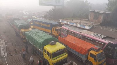 ঘাটে পারা হওয়ার অপেক্ষায় থাকা যানবাহন