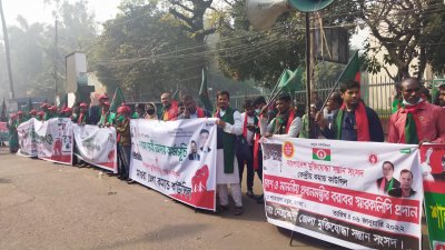 ৩০ শতাংশ কোটার দাবিতে মুক্তিযোদ্ধা সন্তান সংসদের শাহবাগে অবস্থান