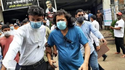 মামলা করতে গত বছরের ১৯ সেপ্টেম্বর আদালতে যান জেমস (ফাইল ছবি)