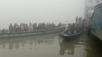 দৌলতদিয়া-পাটুরিয়া নৌপথে নির্দেশ উপেক্ষা করে ট্রলার চলাচল