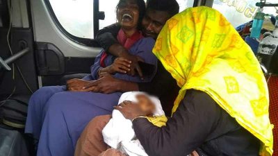 অ্যাম্বুলেন্সে সন্তানের মৃত্যুতে বাবা-মায়ের আহাজারি