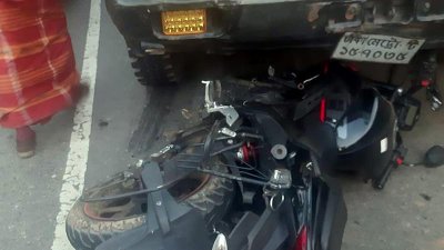 দুর্ঘটনাকবলিত মোটরসাইকেল ও ট্রাক
