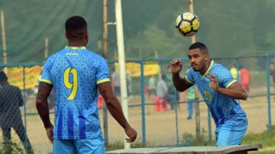 ৯ নম্বর জার্সিতে দোরিয়েন্তন, ১০ নম্বর জার্সিতে রাফায়েল।